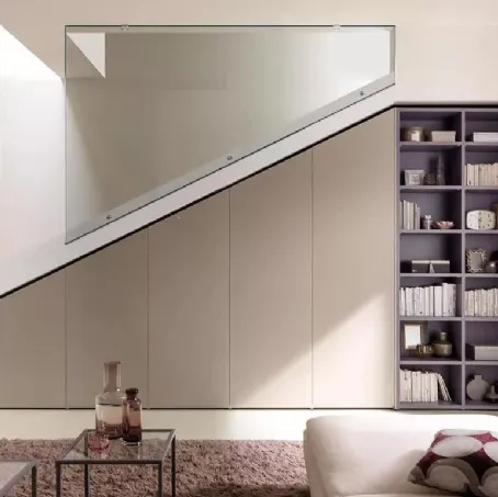 Armadio con ante battenti disegnate e lavorate seguendo l’inclinazione del soffitto per vani scale o mansarde NC304 Moretti Compact