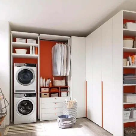 Armadio dedicato all'ambiente lavanderia con 3 ante a battente e cassettiera in laminato frassino bianco NC305 di Moretti Compact