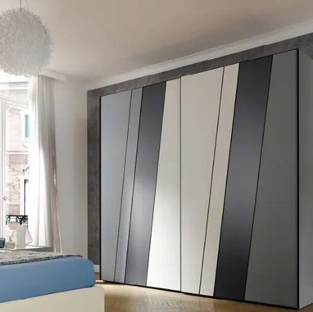Armadio di design ad ante scorrevoli con tagli geometrici trasversali MC201 Ray di Moretti Compact