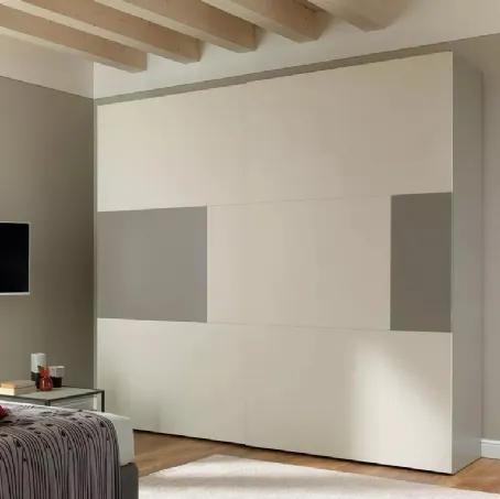 Armadio con ante scorrevoli che associano pannelli in nobilitato quarzo a pannelli laccati colore tortora NC204 Zone D di Moretti Compact