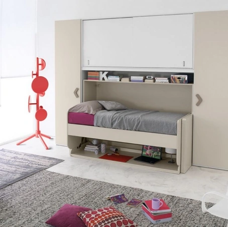 Cameretta con letto e scrittoio con meccanismo trasformabile che mantiene l'inclinazione dei piani inalterata Salvaspazio Oplà di Corazzin