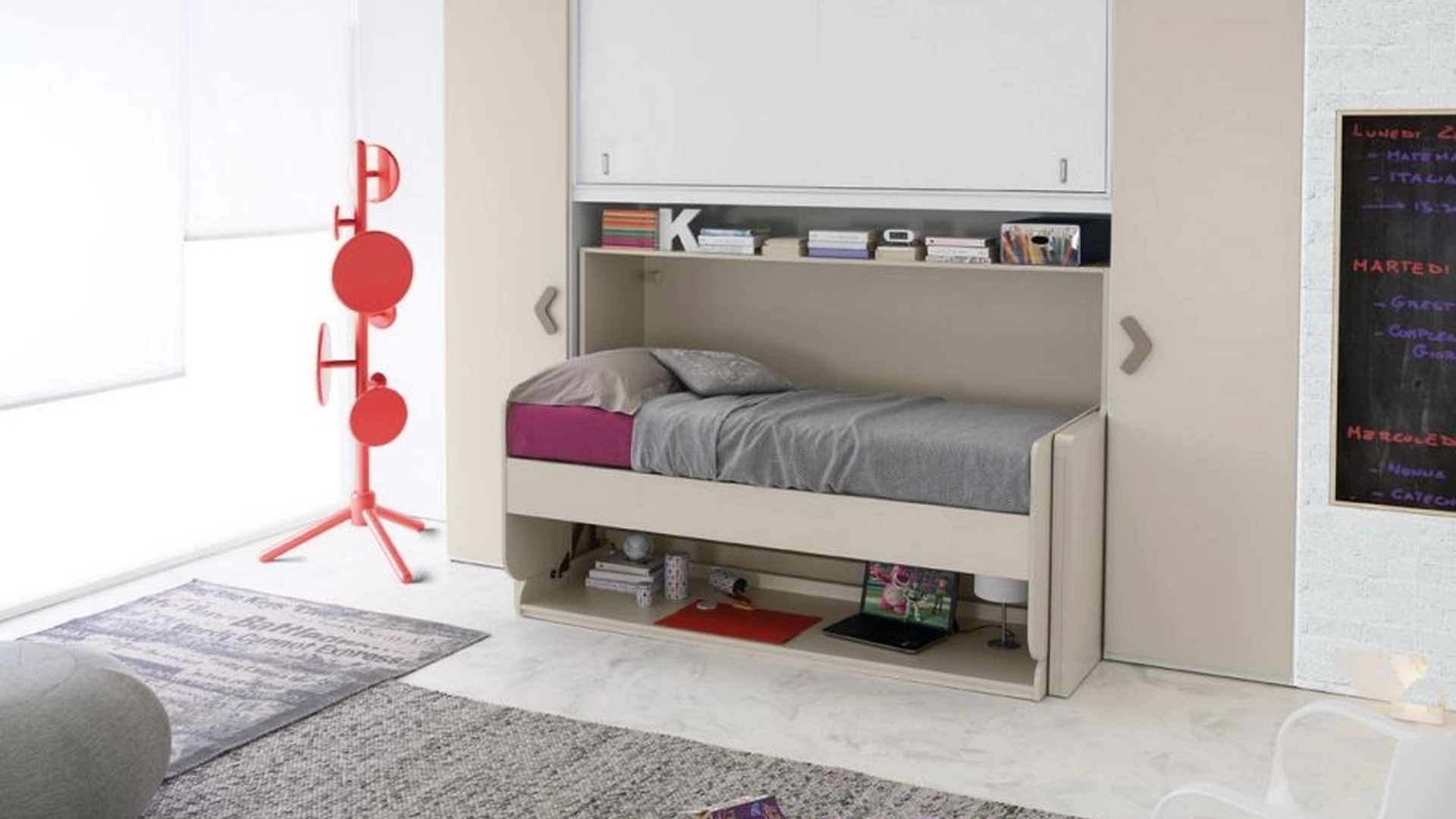 Cameretta con letto e scrittoio con meccanismo trasformabile che mantiene l'inclinazione dei piani inalterata Salvaspazio Oplà di Corazzin