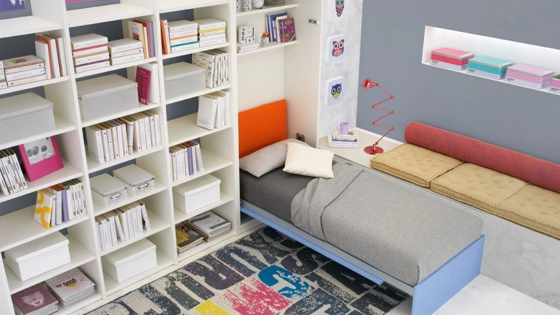 Cameretta con libreria accostata all'armadio con letto singolo inserito Salvaspazio Pratico di Corazzin