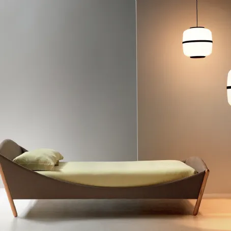 Letto con testiera in tessuto con piedini inclinati in legno Lullaby Modern di Noctis