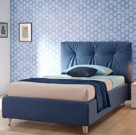 Letto a una piazza e mezza in tessuto trapuntato con testiera SC212 di Moretti Compact