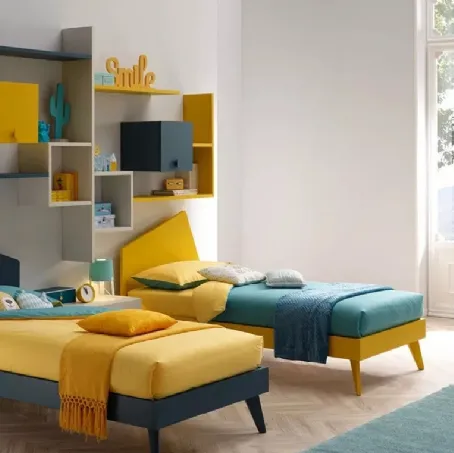Letto singolo con testiera Iceberg in laccato opaco Pavone e Senape SC101 di Moretti Compact