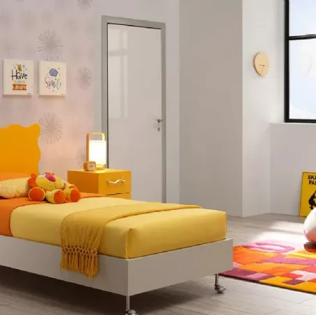 Letto singolo in nobilitato Quarzo con testiera sagomata Sponge in laccato Giallo Sole SC104 di Moretti Compact