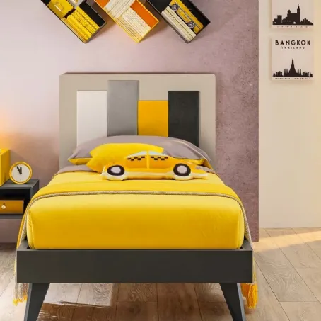 Letto singolo in laccato opaco Nocciola e Grafite con testiera Plane Race imbottita in tessuto SC114 di Moretti Compact
