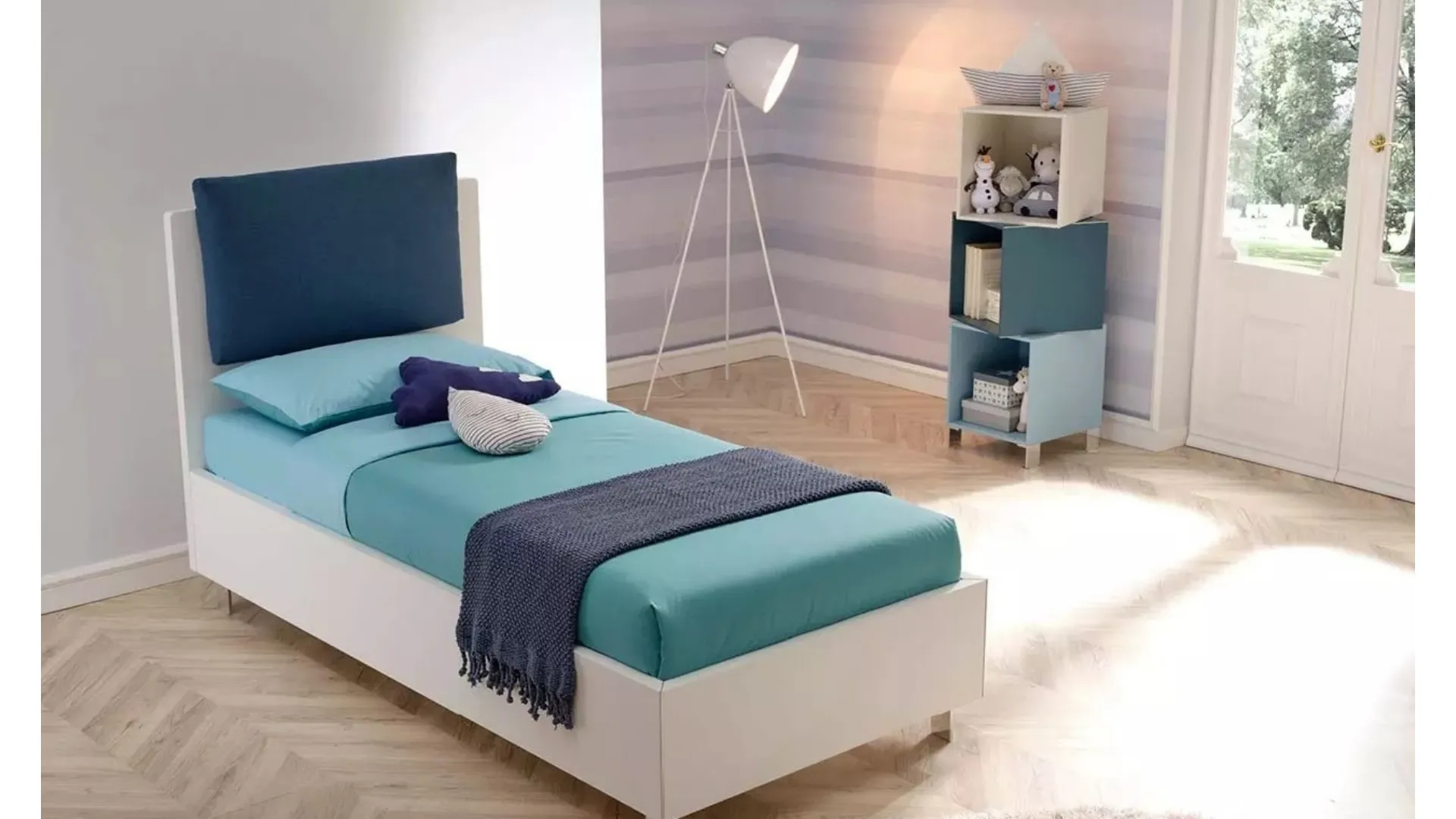 Letto moderno in nobilitato Bianco Luce con testiera  Plane Pillow parzialmente rivestita in tessuto imbottito SC117 di Moretti Compact