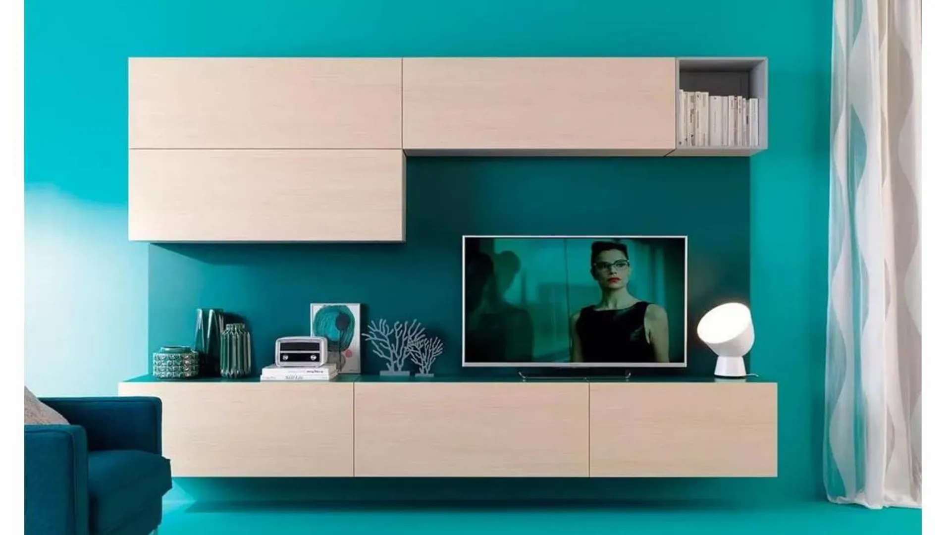 Parete attrezzata su boiserie color pavone, lineare ed essenziale LV118 di Moretti Compact