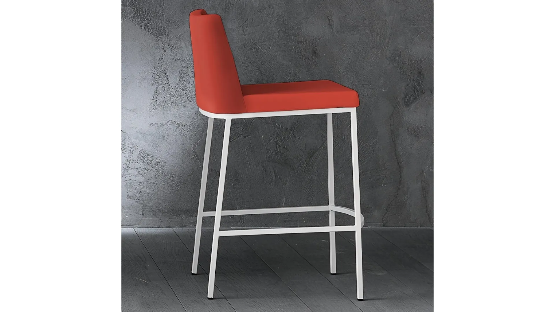 Sgabello Erik 65 in ecopelle con struttura in metallo cromato di La Seggiola