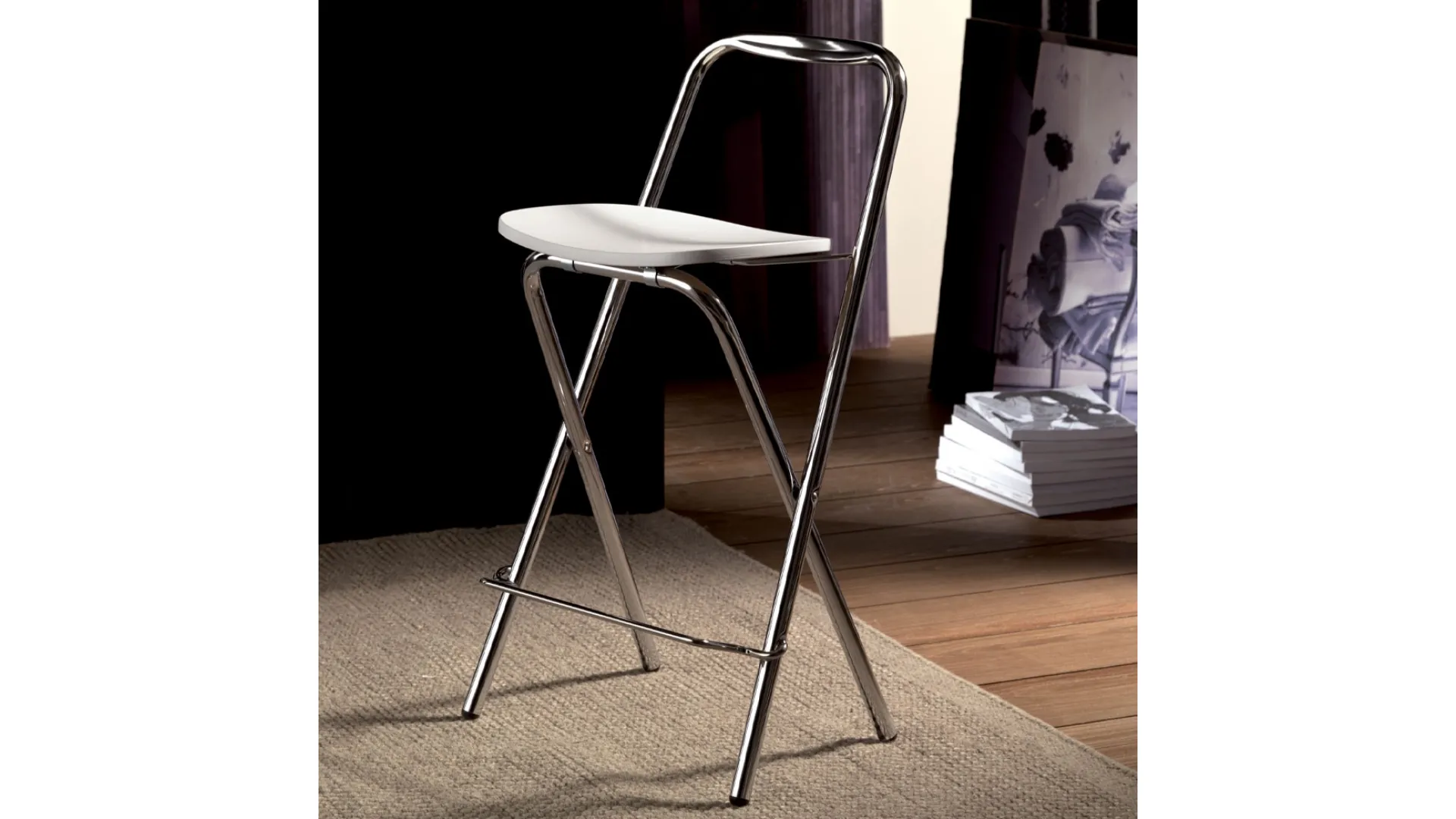 Sgabello pieghevole Trik in metallo cromato con sedile in laminato laccato bianco di La Seggiola
