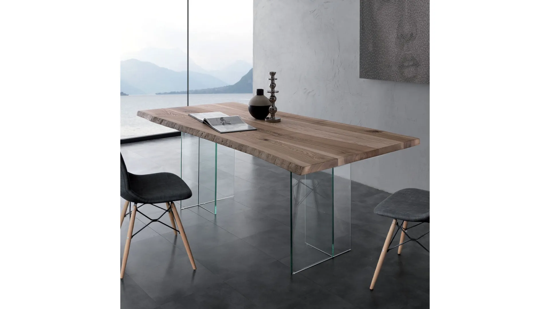 Tavolo Bio-Glass in Frassino olivato massello spazzolato tinto naturale con bordo corteccia con gambe in vetro di La Seggiola