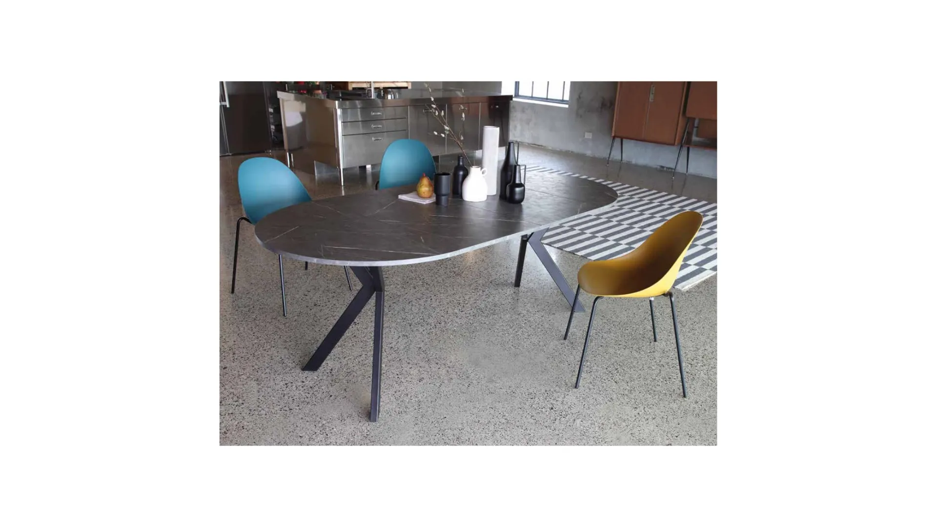 Tavolo rotondo allungabile Micro Round in nobilitato pietra grey con base in metallo verniciato nero di La Seggiola