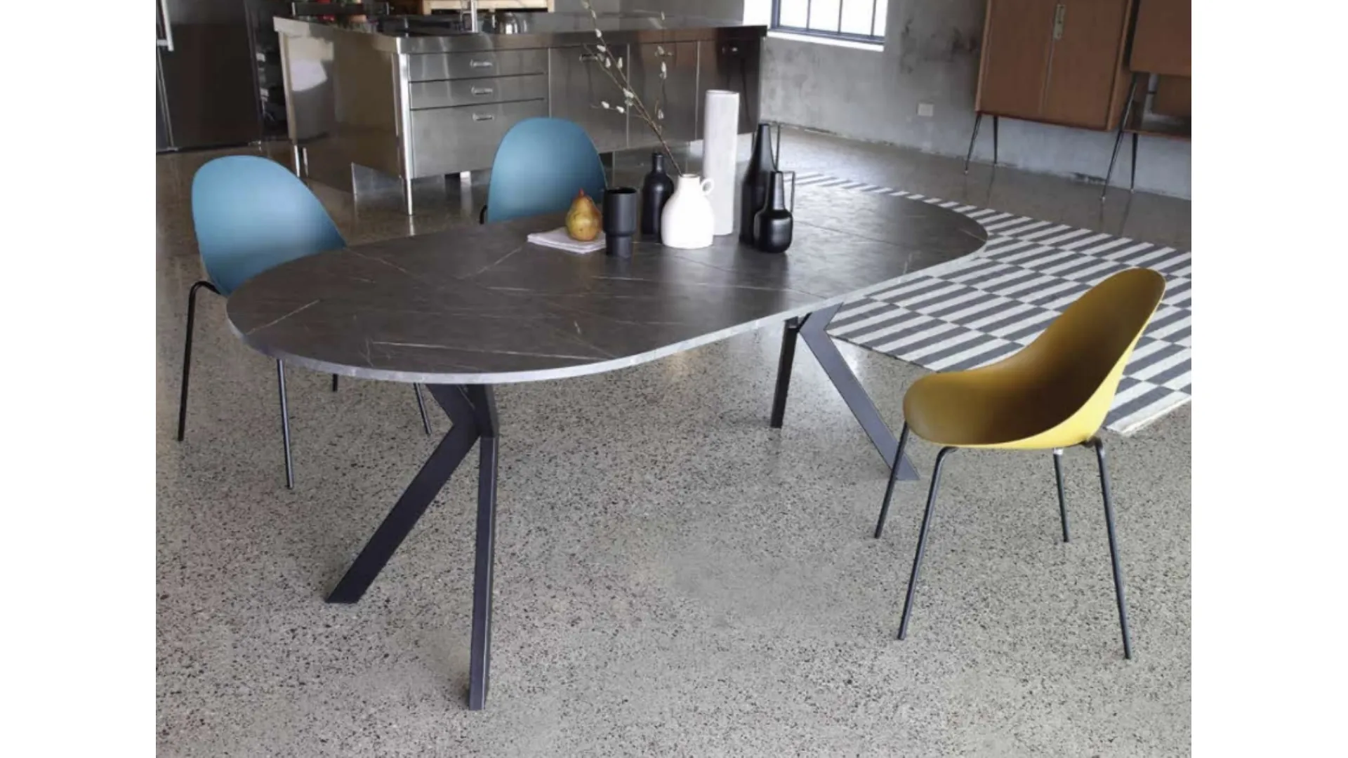 Tavolo rotondo allungabile Micro Round in nobilitato pietra grey con base in metallo verniciato nero di La Seggiola