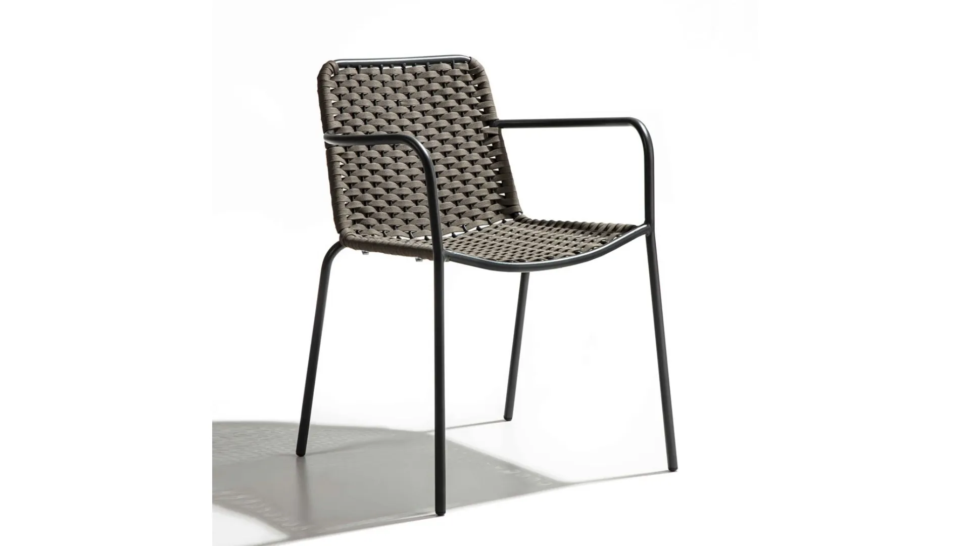 Poltroncina Café de Paris in metallo rivestita in corda piatta poliestere color tortora di La Seggiola