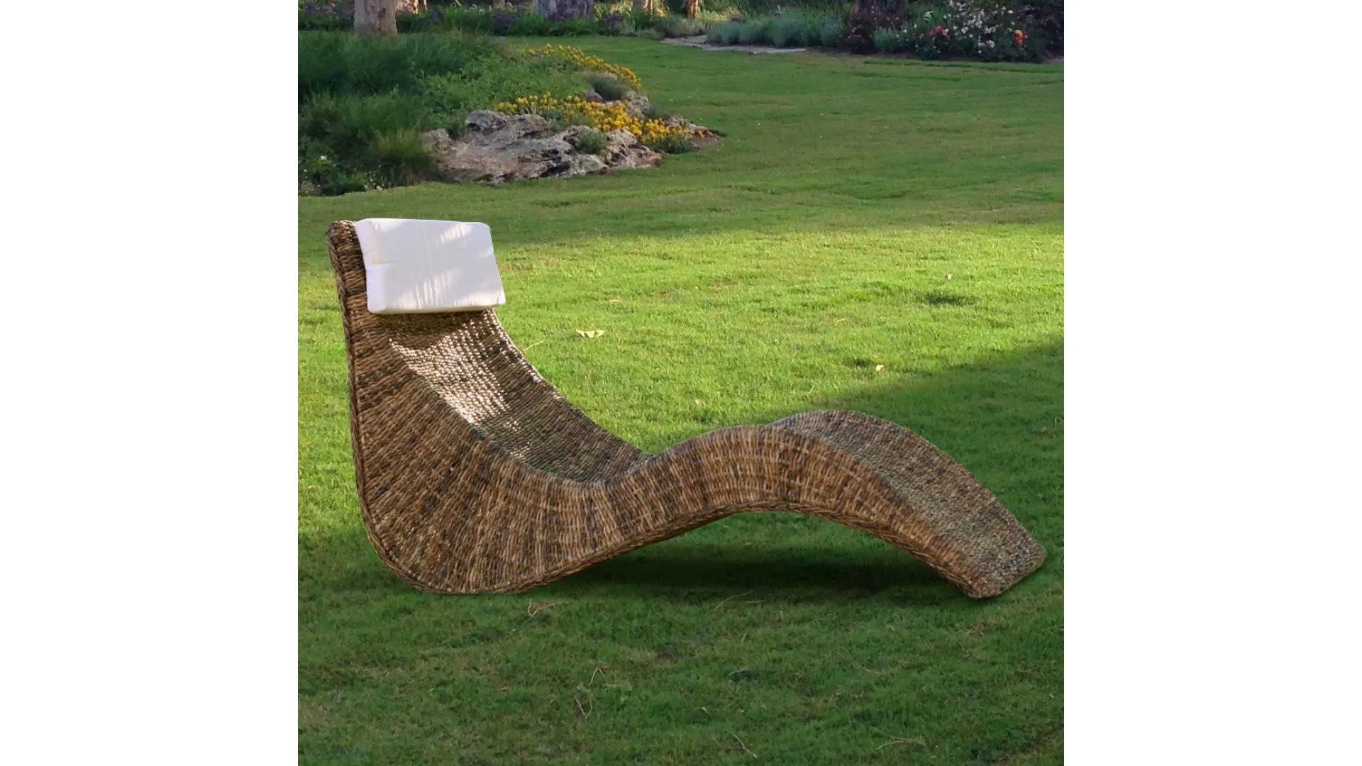 Sdraio di design Chaise Lounge finitura intreccio di Banano naturale con cuscino in tessuto di La Seggiola