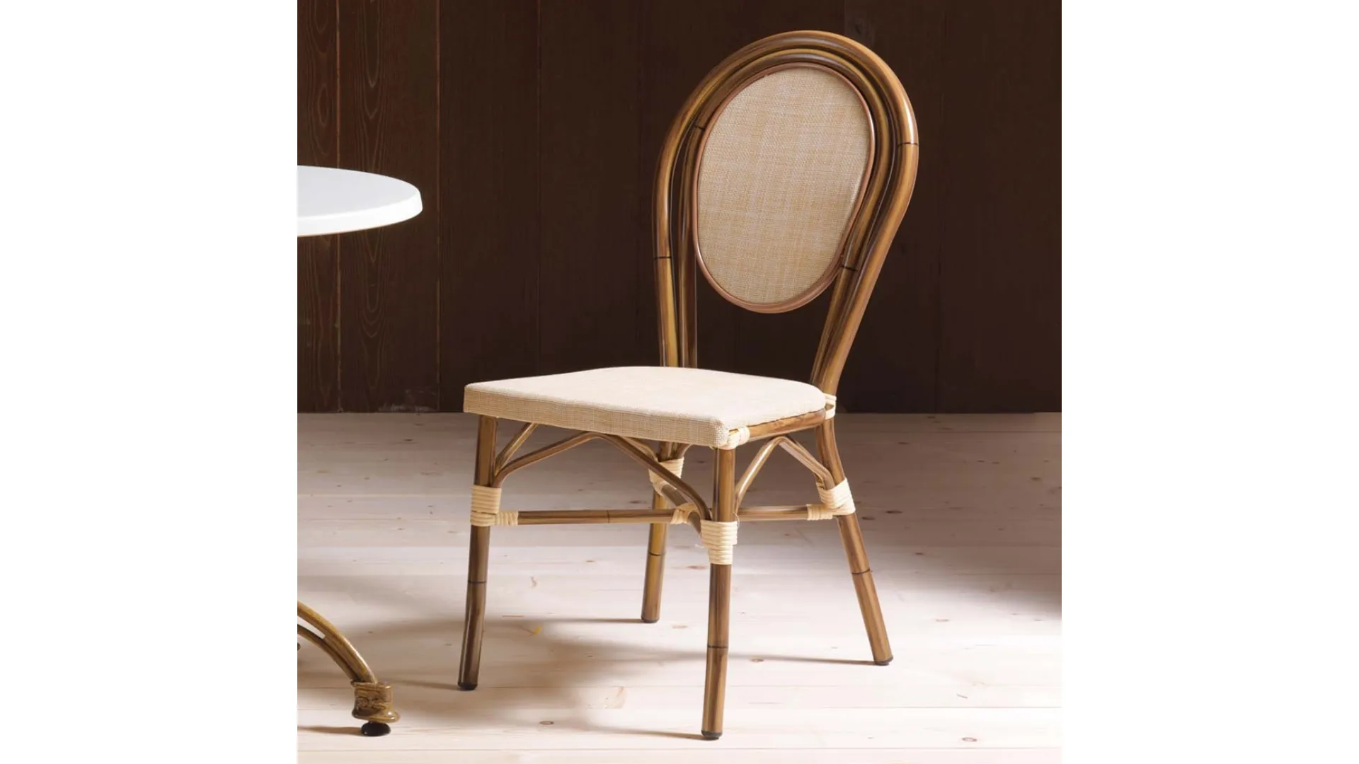 Sedia Jakarta in tessuto con struttura in alluminio ricoperto PVC effetto bambù di La Seggiola